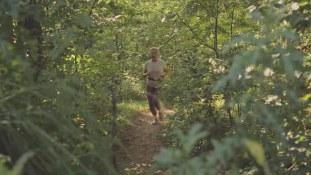 Slowmo Starszej Azjatki Słuchawkach Bezprzewodowych Jogging Szlaku Leśnym Lecie — Wideo stockowe