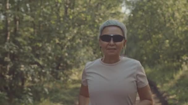 Pasa Górę Starszej Azjatki Czarnych Okularach Słonecznych Jogging Świeżym Powietrzu — Wideo stockowe