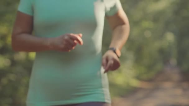 Épuisé Asiatique Senior Femme Faire Arrêter Respirer Profondément Après Jogging — Video