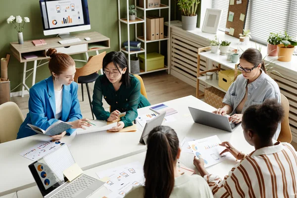 Grupo Mulheres Negócios Que Trabalham Equipe Mesa Usando Laptop Examinar — Fotografia de Stock