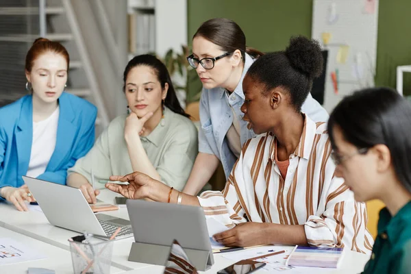Grupo Mulheres Equipe Negócios Olhando Para Laptop Discutindo Projeto Line — Fotografia de Stock