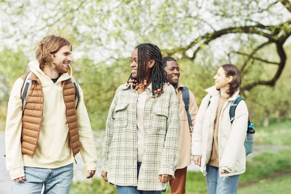 Grupo Amigos Multiétnicos Sonriendo Hablando Entre Durante Caminata Parque — Foto de Stock