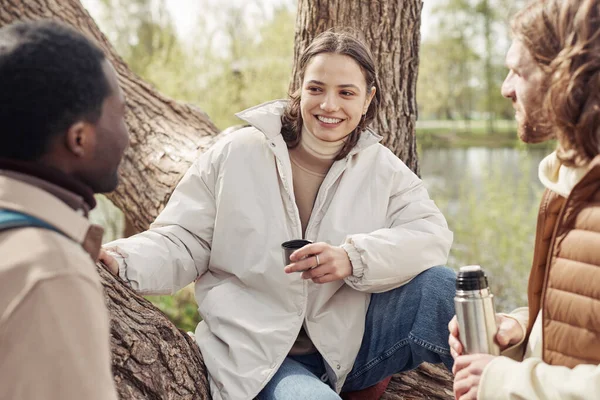 Sorrindo Jovem Conversando Com Seus Amigos Enquanto Eles Bebem Chá — Fotografia de Stock