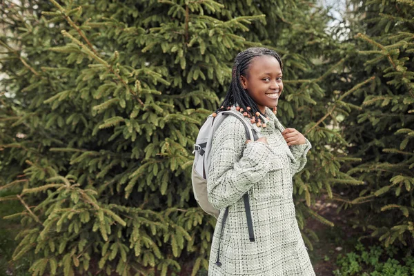 Portret Van Een Afrikaans Tienermeisje Met Een Rugzak Die Glimlacht — Stockfoto