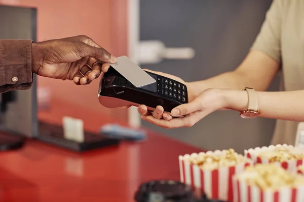 Close Cliente Africano Pagando Com Cartão Crédito Para Suas Pipocas — Fotografia de Stock