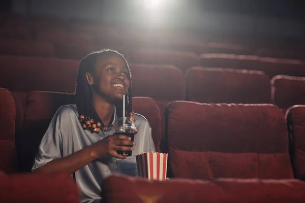 Αφρικανή Ευτυχισμένη Γυναίκα Ποπ Κορν Και Σόδα Απολαμβάνει Βλέπει Ταινίες — Φωτογραφία Αρχείου