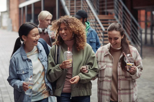 Groep Vrolijke Interculturele Tienermeisjes Met Frisdrank Kletsen Terwijl Straat Lopen — Stockfoto