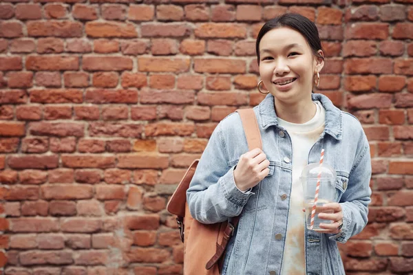 Glad Asiatisk Tonåring Flicka Blå Denim Jacka Och Vit Shirt — Stockfoto