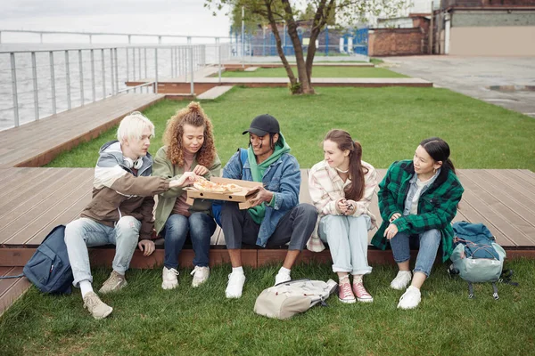 Grupo Amigos Adolescentes Interculturales Sentados Muelle Madera Junto Césped Verde — Foto de Stock