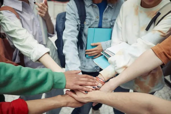 Groep Interculturele Tienerstudenten Casualwear Die Stapels Handen Maken Terwijl Een — Stockfoto