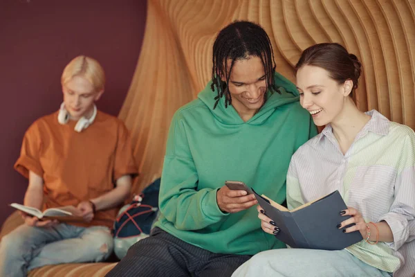 Gelukkig Interraciale Tiener Paar Casualwear Bespreken Foto Smartphone Gehouden Door — Stockfoto