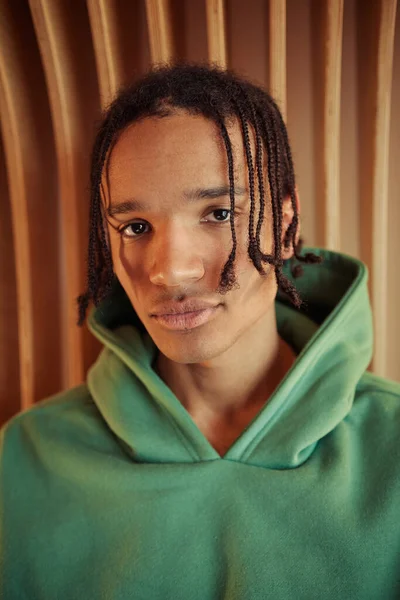 Närbild Porträtt Fridfull Tonåring Afroamerikansk Kille Grön Luvtröja Tittar Kameran — Stockfoto