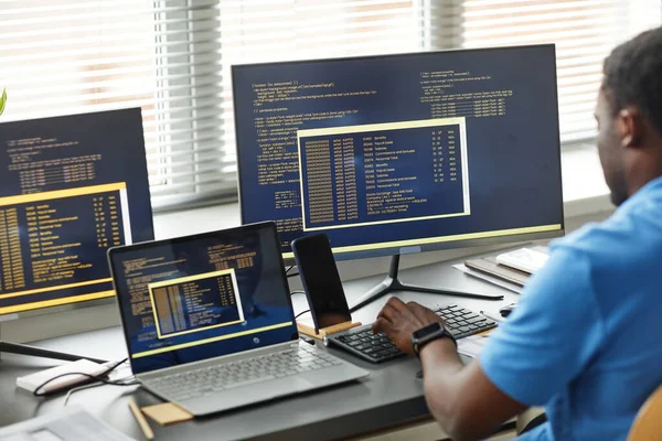 Vista Trasera Del Joven Programador Africano Escribiendo Códigos Sentados Mesa —  Fotos de Stock