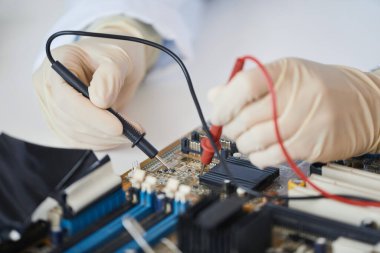 Laboratuvarda çalışan kadın mühendisin makro görüntüsü, boşluğu kopyala
