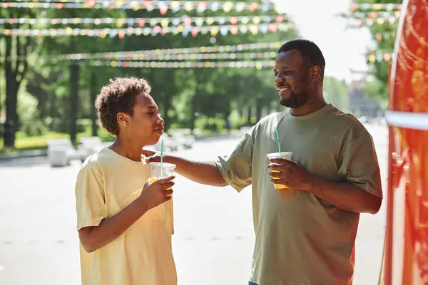 Afrikanska Leende Far Dricka Juice Tillsammans Med Son Sin Promenad — Stockfoto