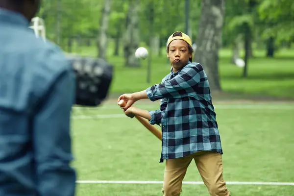 Africano Niño Aprendiendo Golpear Pelota Con Bate Durante Juego Béisbol —  Fotos de Stock