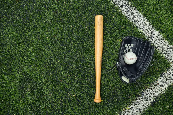 Wysoki Kąt Widzenia Starej Rękawicy Baseballowej Piłkę Kij Boisku Gry — Zdjęcie stockowe