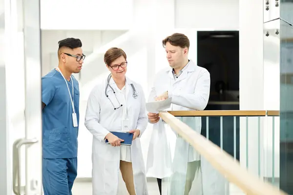 Bir Grup Uzman Doktor Vakayı Modern Klinikte Beyaz Tonlarda Tartışıyor — Stok fotoğraf