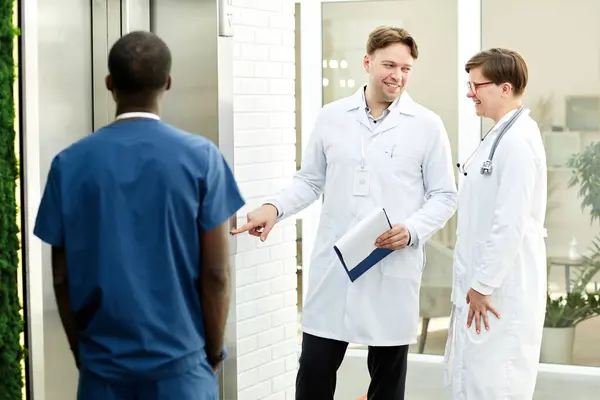 Gruppe Gut Gelaunter Ärzte Wartet Modernem Krankenhausgebäude Auf Aufzug — Stockfoto