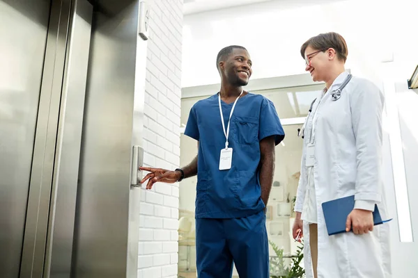 Modern Hastane Binasında Asansör Beklerken Neşeli Bir Şekilde Sohbet Eden — Stok fotoğraf