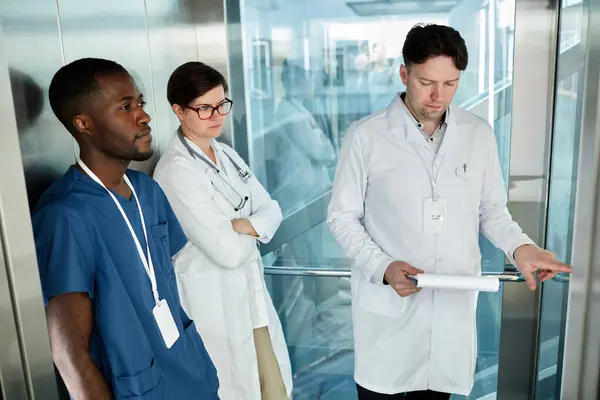 Modern Hastane Binasının Asansöründe Çeşitli Doktorlar Var — Stok fotoğraf