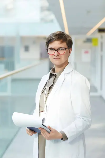 Modern Kliniğin Koridorunda Elinde Pano Olan Kadın Tıp Uzmanının Dikey — Stok fotoğraf