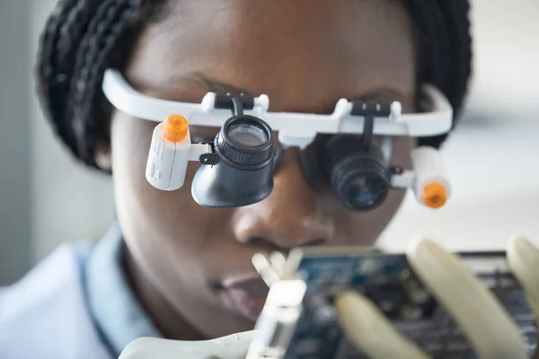 Close Young Black Woman Wearing Magnifying Visor Inspecting Hardware Part — Stock Photo, Image