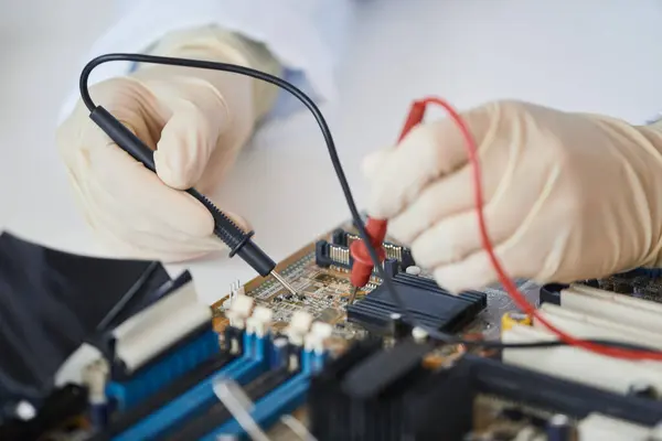 Macro Shot Van Vrouwelijke Ingenieur Werken Met Elektronische Onderdelen Laboratorium — Stockfoto
