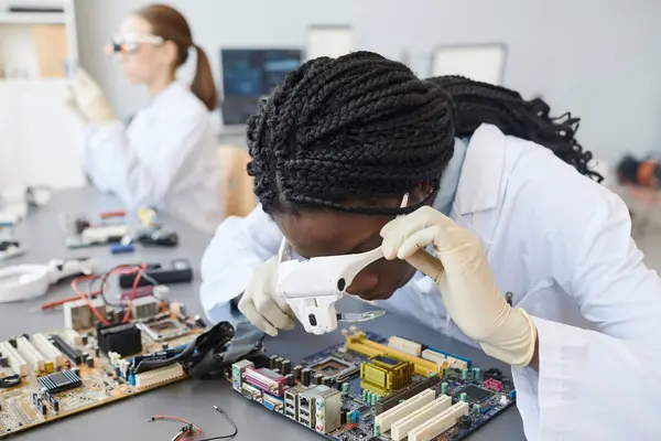 Portret Van Zwart Van Vrouwelijke Ingenieur Die Computeronderdelen Inspecteert Kwaliteitslaboratorium — Stockfoto