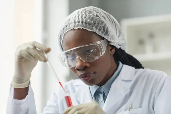 Portrét Mladé Černošky Ochrannými Brýlemi Při Práci Lékařské Laboratoři — Stock fotografie