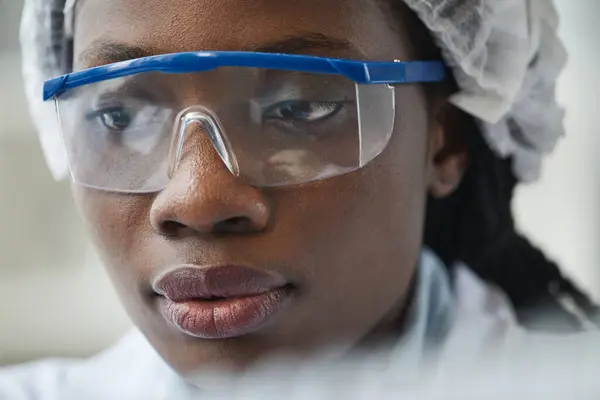 Extrémní Zblízka Černé Ženy Vědec Nosí Ochranné Brýle Laboratoři — Stock fotografie