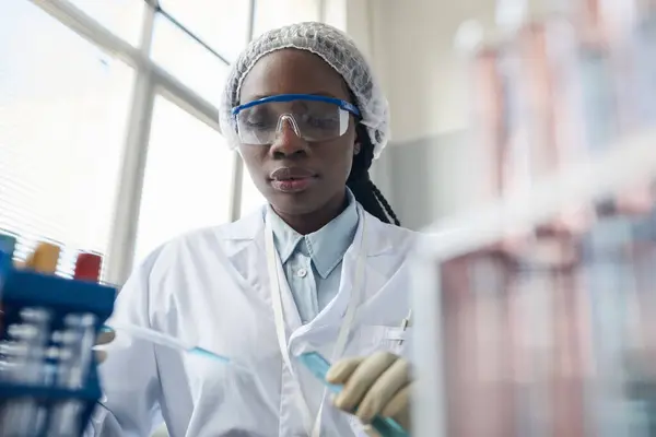 Portrait Black Female Scientist Wearing Protective Glasses While Doing Experiments — Stock Photo, Image