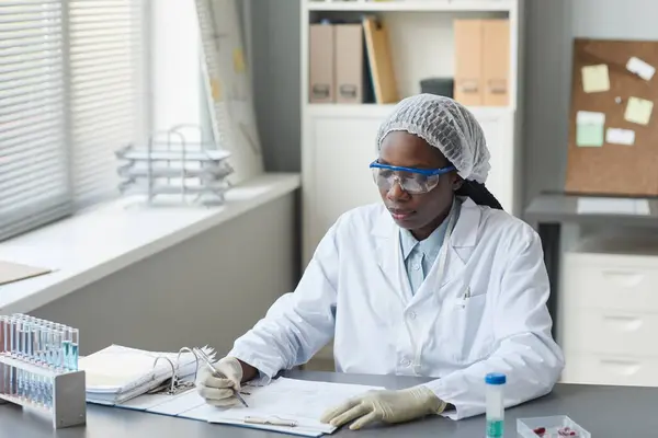 Portret Van Zwarte Vrouwelijke Wetenschapper Die Grafieken Invult Terwijl Hij — Stockfoto
