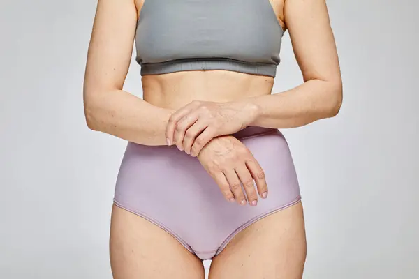 灰色背景下穿着中性内裤的成熟女子的剪影 体格阳性概念 — 图库照片