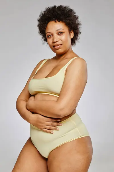 Çamaşırı Giyen Kendine Güvenen Siyahi Bir Kadının Dikey Portresi Gri — Stok fotoğraf