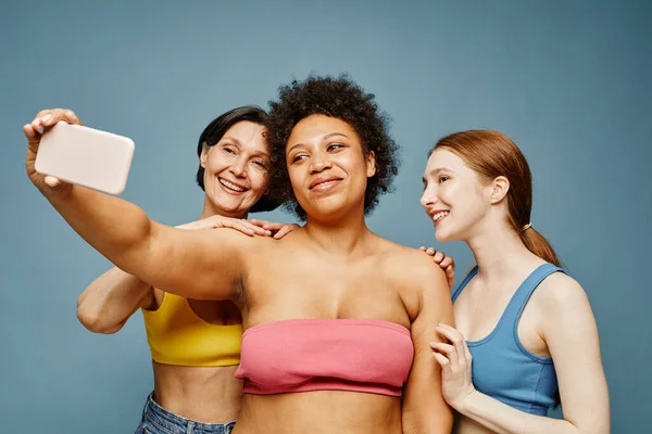 Pas Portrét Bezstarostné Mladé Ženy Přičemž Selfie Foto Proti Pastelové — Stock fotografie
