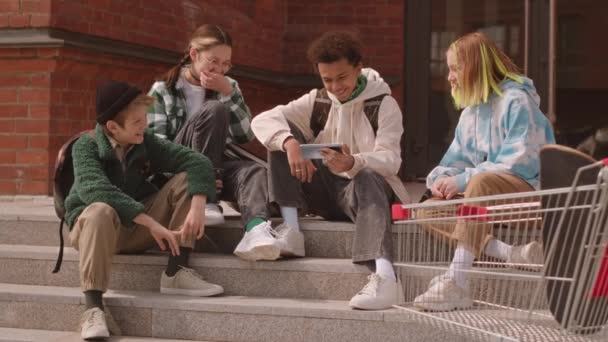 Slowmo Grupo Adolescentes Diversificados Saindo Juntos Livre Verão Sentado Escadas — Vídeo de Stock