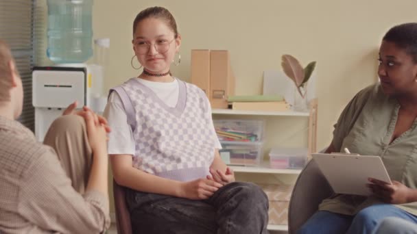 Medium Slowmo Multietniskt Gen Tonåringar Som Har Gruppterapi Session Med — Stockvideo