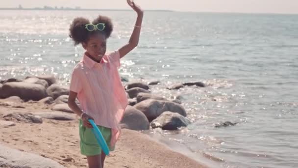 Medium Slowmo Little African American Girl Playing Frisbee Sandy Beach — Stock Video