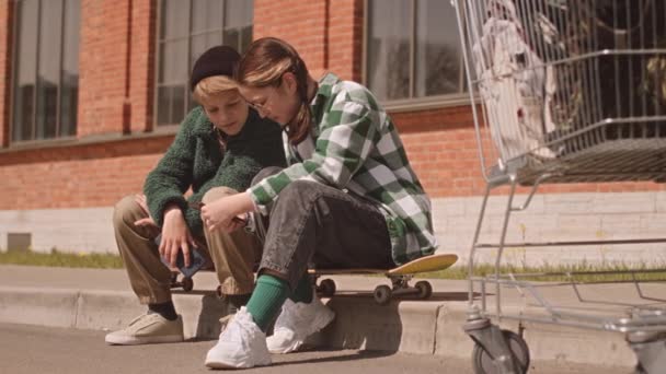 Amis Adolescents Caucasiens Assis Sur Skateboard Plein Air Été Regarder — Video