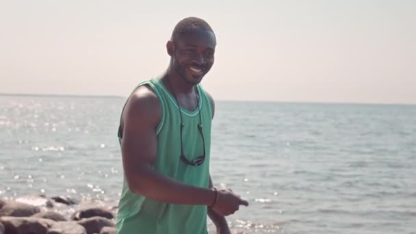 Lento Medio Feliz Joven Negro Lanzando Frisbee Mientras Juega Con — Vídeo de stock