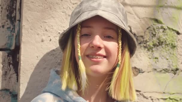 Przechyl Się Powoli Portret Białej Nastolatki Farbowanymi Żółtymi Włosami Aparatem — Wideo stockowe