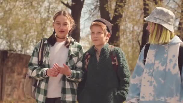 Medio Rallentatore Compagnia Amici Adolescenti Caucasici Che Chattano Mentre Camminano — Video Stock