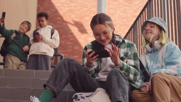 Slowmo Diversas Adolescentes Meninos Fazendo Selfies Seus Smartphones Enquanto Saem — Vídeo de Stock