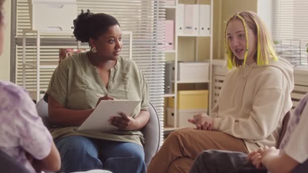 在现代办公室的集体治疗课上 白人少女与非裔美国女性心理专家交谈的中速速度 — 图库视频影像