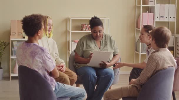 Lento Grupo Multiétnico Adolescentes Sentados Círculo Oficina Moderna Brillante Teniendo — Vídeo de stock