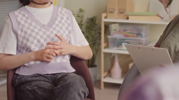 사무실에서 세션에서 심리학 전문가 앉아있는 그녀의 손가락을 수없는 소녀의 — 비디오