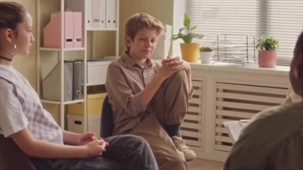 심리학 전문가와 세션을하는 자신의 상태에 말하는 코카서스 소년의 슬로우 — 비디오