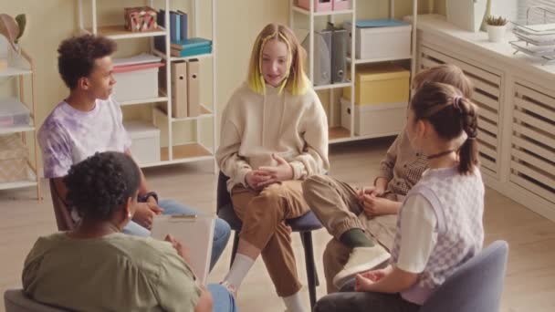 Slowmo Caucasian Gen Girl Sitting Circle Other Teenagers Having Group — стоковое видео
