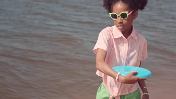 Średnie Powolne Tempo Ślicznej Czarnej Dziewczynki Okularach Przeciwsłonecznych Stojącej Głęboko — Wideo stockowe